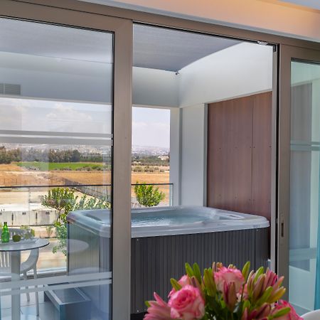Ivi Mare - Designed For Adults By Louis Hotels Geroskipou Esterno foto A hot tub on a balcony