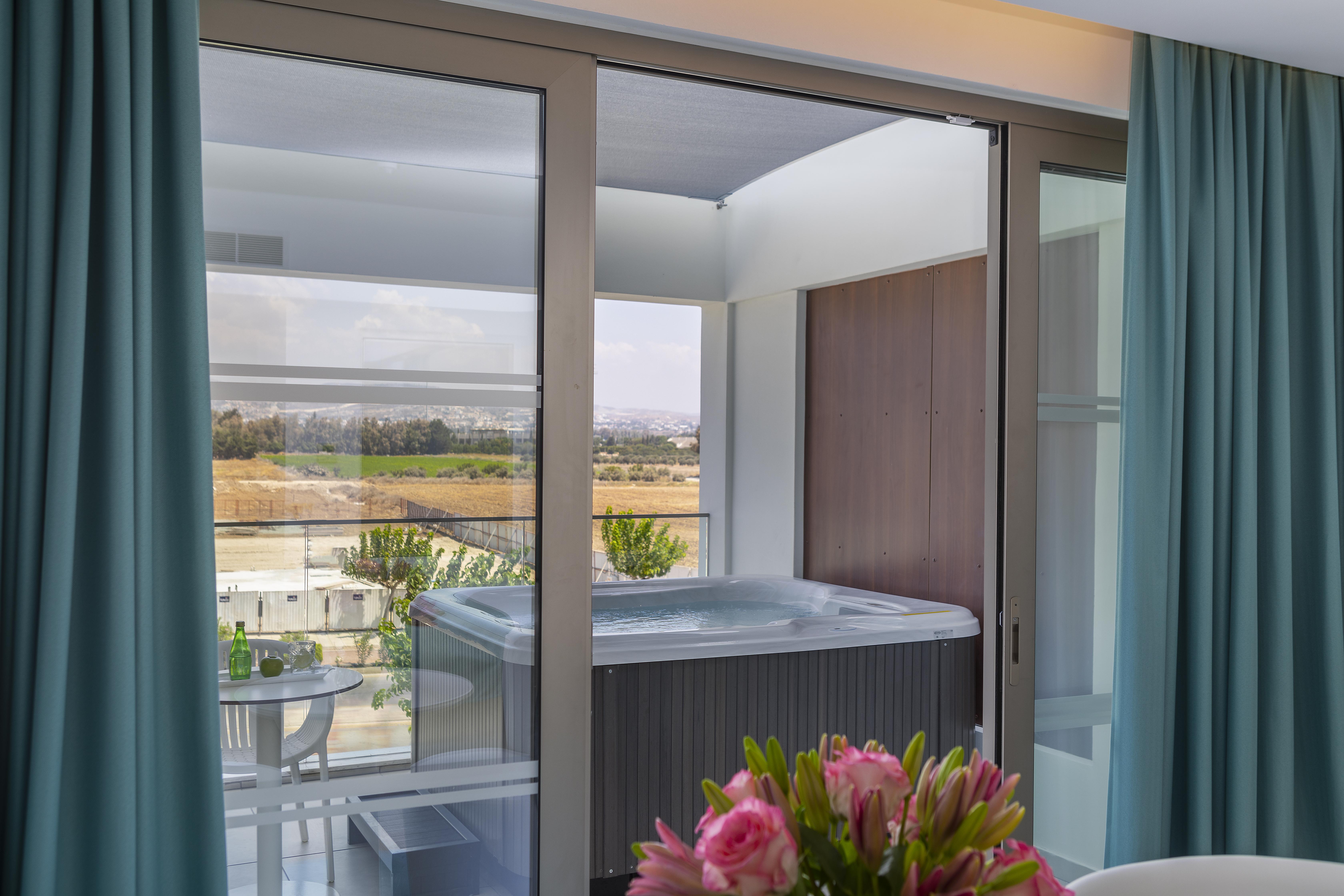 Ivi Mare - Designed For Adults By Louis Hotels Geroskipou Esterno foto A hot tub on a balcony