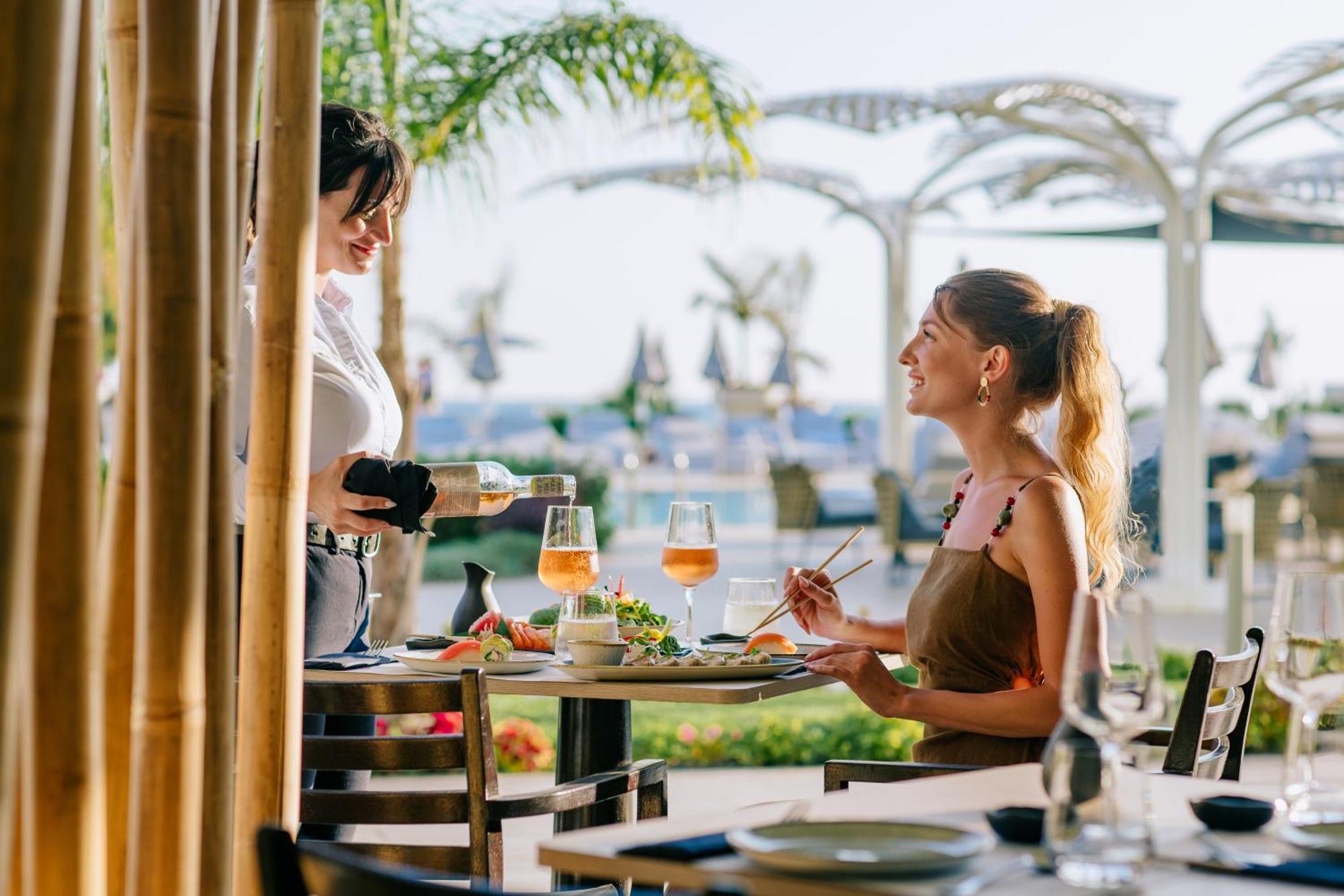 Ivi Mare - Designed For Adults By Louis Hotels Geroskipou Esterno foto A waitress serving a guest at a restaurant