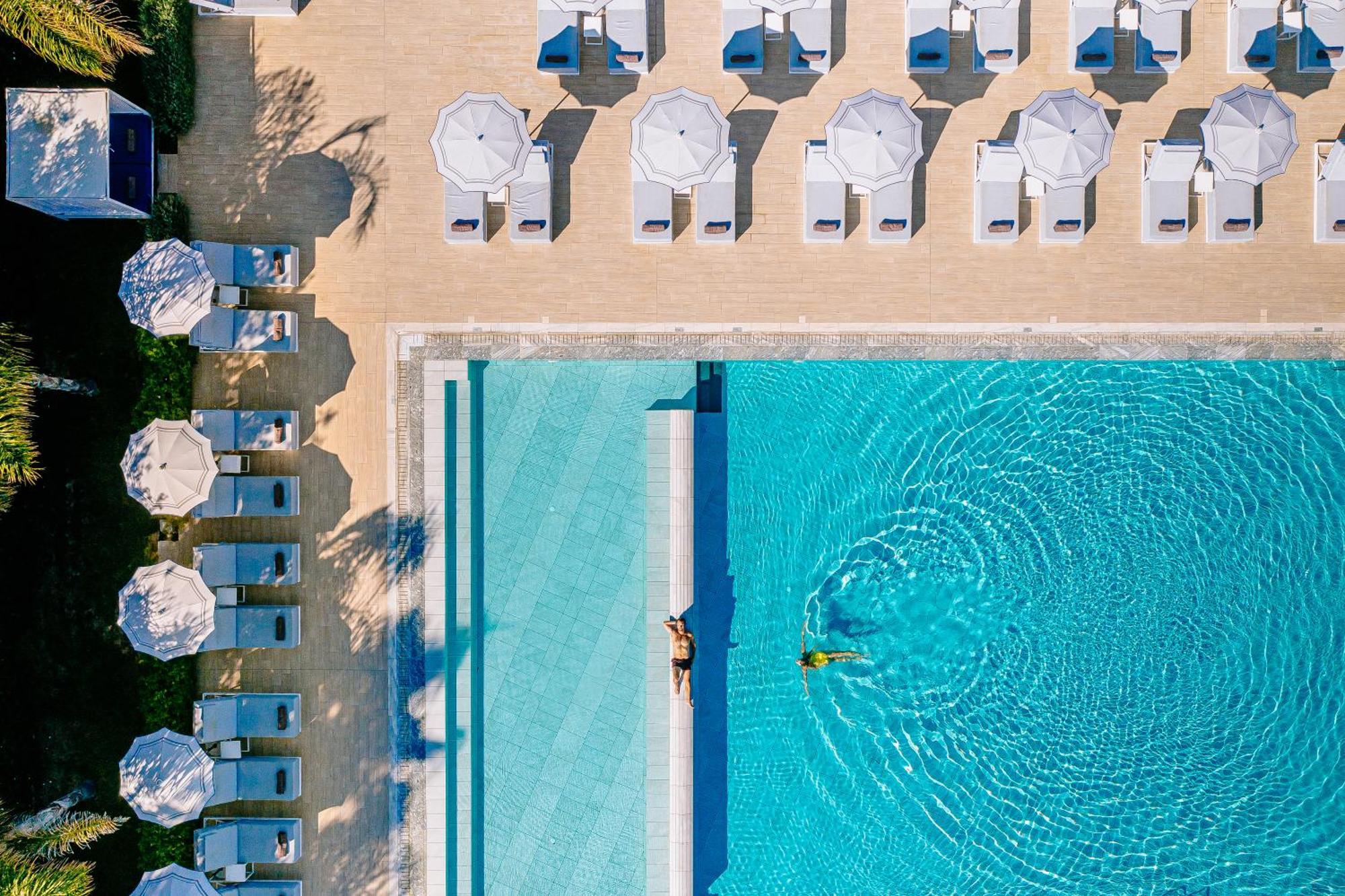 Ivi Mare - Designed For Adults By Louis Hotels Geroskipou Esterno foto Aerial view of the pool at the Hotel du Cap-Eden-Roc, Cap d'Antibes, France