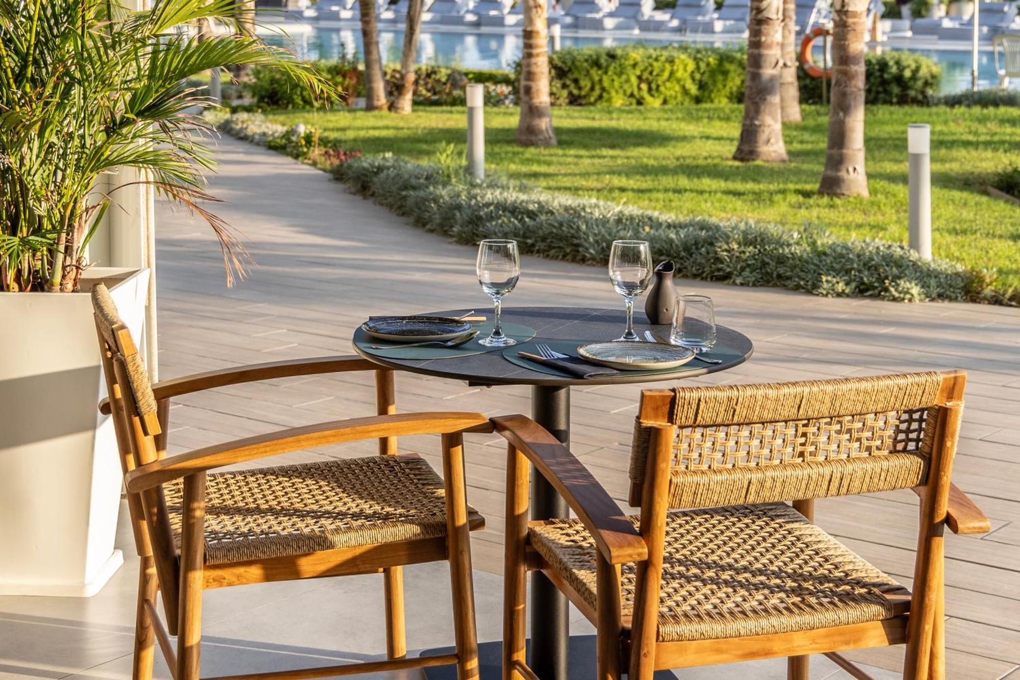 Ivi Mare - Designed For Adults By Louis Hotels Geroskipou Esterno foto A table and two chairs