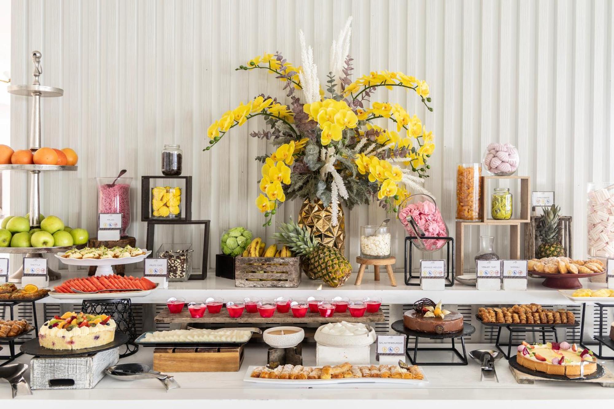 Ivi Mare - Designed For Adults By Louis Hotels Geroskipou Esterno foto A dessert buffet
