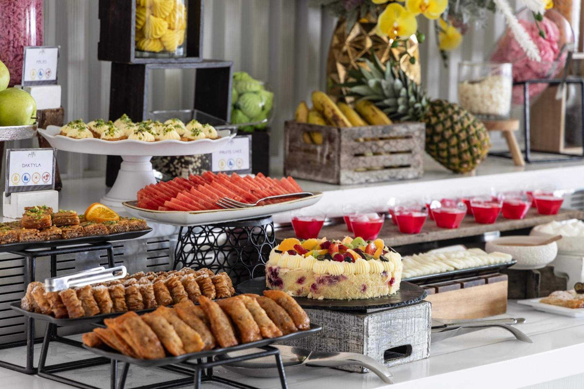 Ivi Mare - Designed For Adults By Louis Hotels Geroskipou Esterno foto A buffet at a hotel