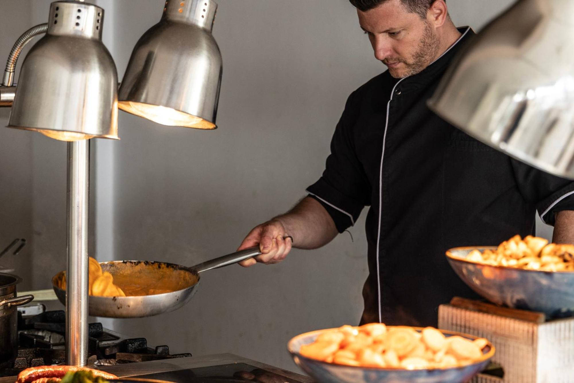 Ivi Mare - Designed For Adults By Louis Hotels Geroskipou Esterno foto A chef at work